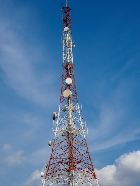 torre delle telecomunicazioni sul cielo blu