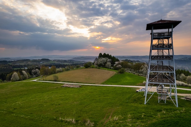 Torre di avvistamento a Brusnik Piccola Polonia all'alba primaverile