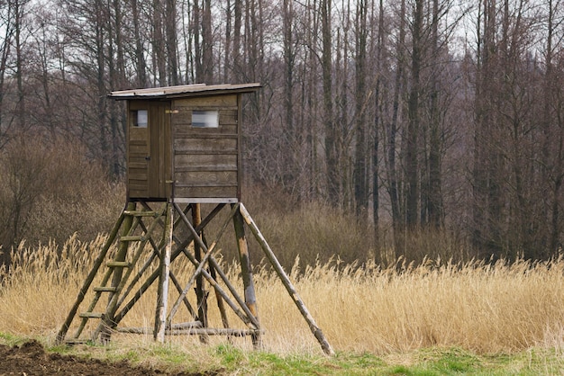 Torre di avvistamento in legno per la caccia nei boschi e sui prati