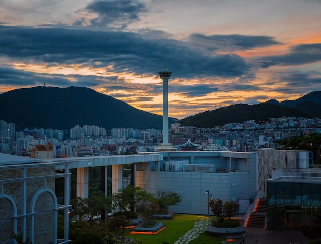 Torre di Busan al tramonto Bella vista sudcoreana