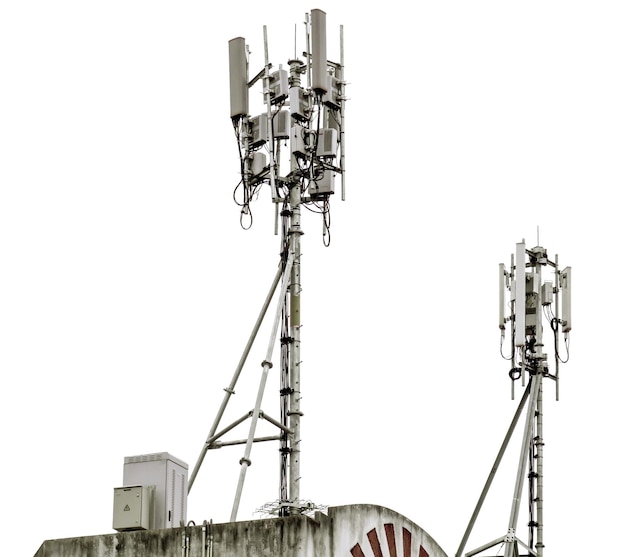 Torre di comunicazione con antenne sulla sommità dell'edificio isolato su sfondo bianco