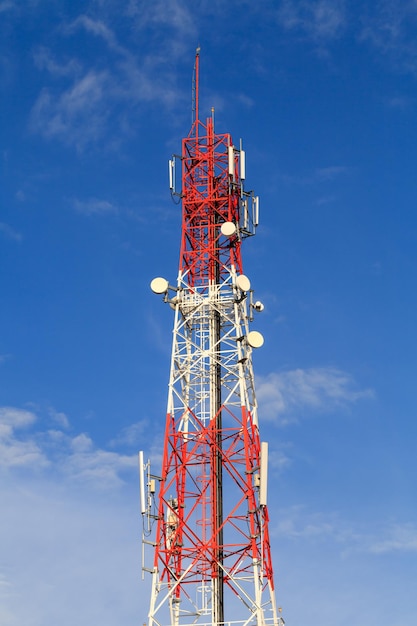 Torre di comunicazione con cielo blu