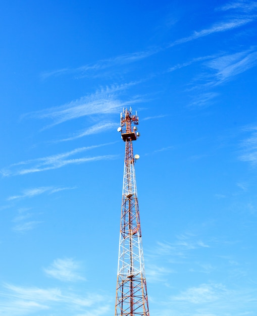 Torre di comunicazione rossa e bianca con bel cielo limpido