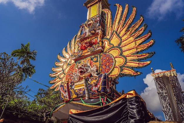 Torre di cremazione Bade con tradizionali sculture balinesi di demoni e fiori sulla strada centrale nell'isola di Ubud Bali Indonesia Preparato per una imminente cerimonia di cremazione