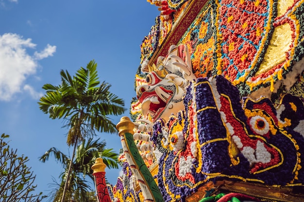 Torre di cremazione Bade con tradizionali sculture balinesi di demoni e fiori sulla strada centrale nell'isola di Ubud Bali Indonesia Preparato per una imminente cerimonia di cremazione