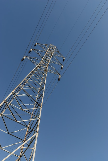 Torre di elettrificazione con cielo blu.