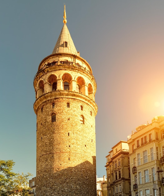 Torre di Galata alla luce del sole Istanbul Turchia