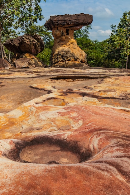 Torre di Nang Usa, colonna di pietra della sabbia nel parco storico del pipistrello di Phu Phra, provincia di udonthani, Tailandia.