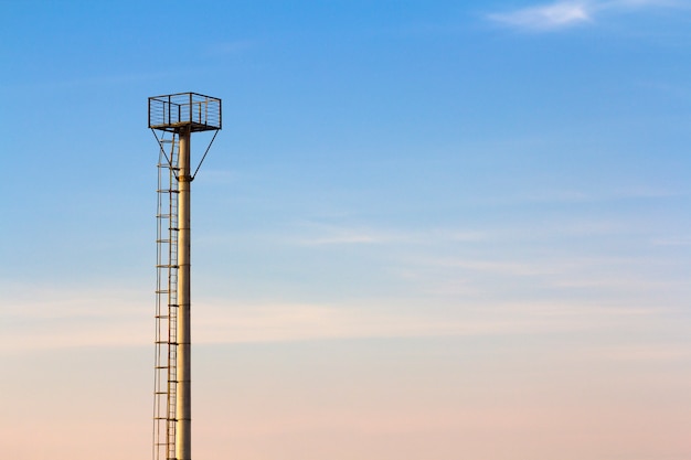 Torre di osservazione in una zona agricola