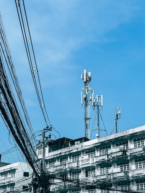 Torre di segnalazione con linee elettriche Thailandia