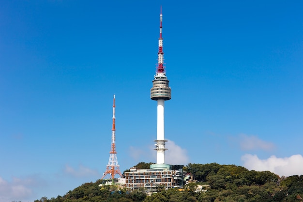 Torre di Seoul Situato sulla montagna di Namsan con nuvole bianche del cielo blu a Seoul, Corea del Sud.