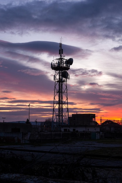 Torre di telecomunicazione Antenna e parabola satellitare al tramonto sullo sfondo del cielo Gorizia