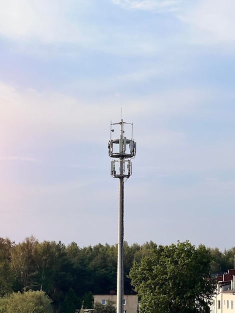 Torre di telecomunicazione del trasmettitore dell'antenna di comunicazione wireless cellulare 4G e 5G Torre di telecomunicazione con antenne Stazione base macro