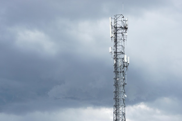 Torre di telecomunicazione della stazione base del telefono cellulare, trasmettitore wireless con cielo nuvoloso.
