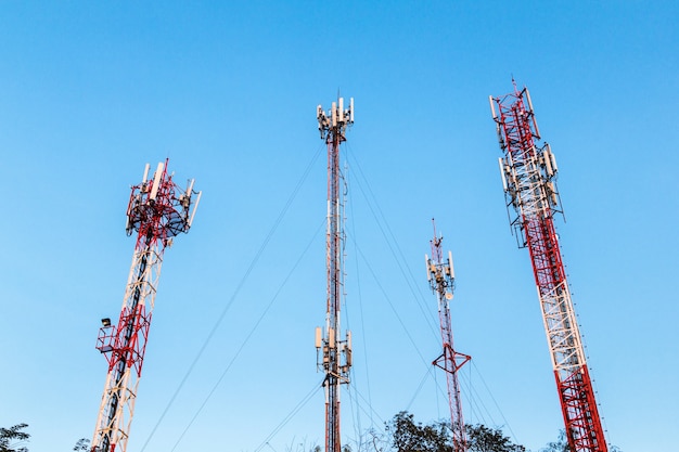 torre di telecomunicazione e antenna con cielo blu