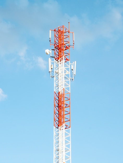 torre di telecomunicazione mobile con cielo blu