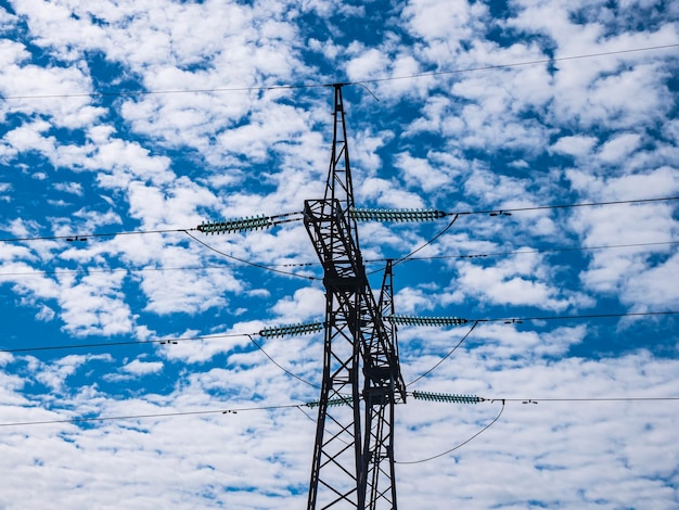 torre di tensione contro il cielo blu