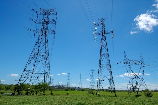 Torre di trasmissione di elettricità ad alta tensione