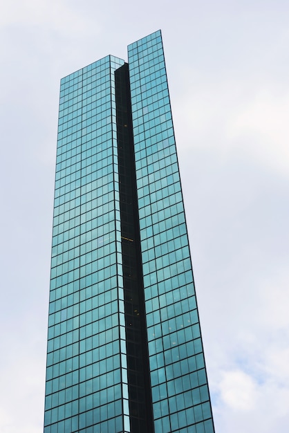 Torre di vetro con nuvole bianche nella città di Boston