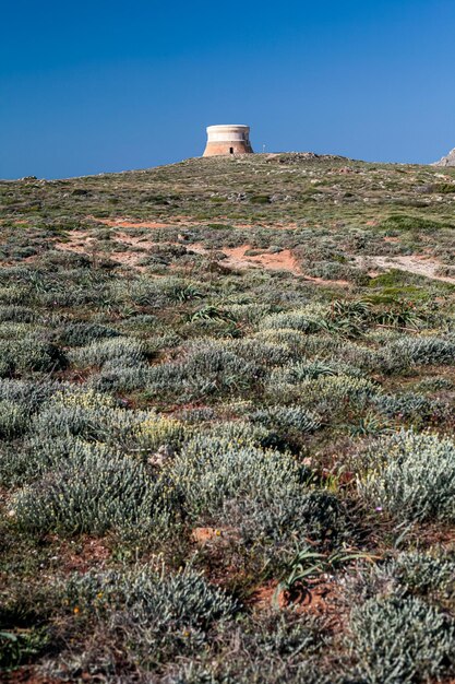 Torre difensiva contro i pirati su una collina in una giornata di sole