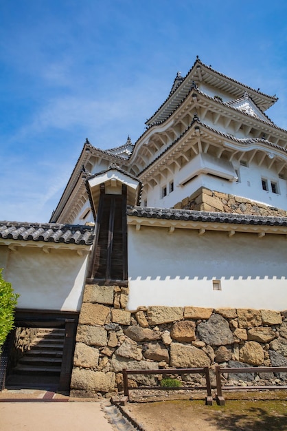 Torre difensiva del castello di Himeji e mura con dettaglio di tegole