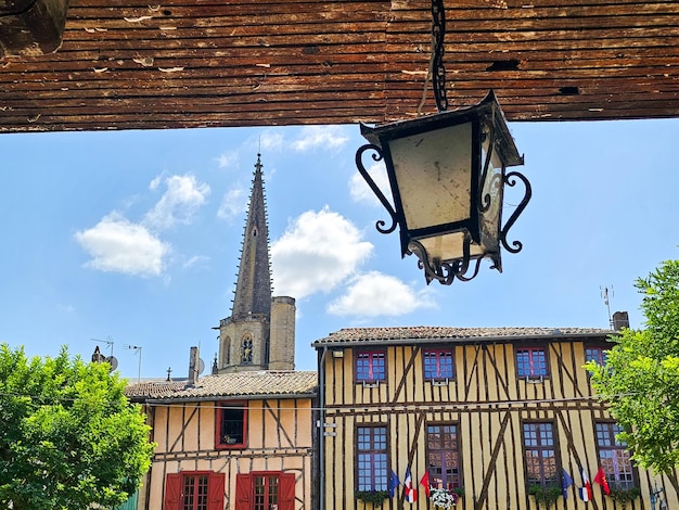 Torre e case tipiche di Mirepoix, una città nel sud della Francia