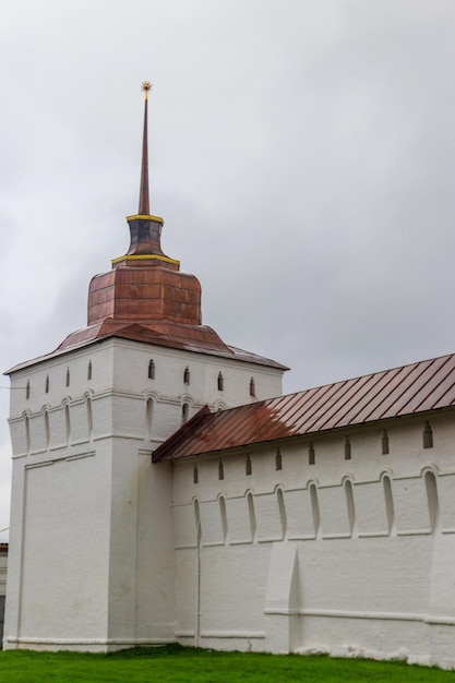 Torre e parete nel convento di Vvedensky Tolga a Yaroslavl Russia