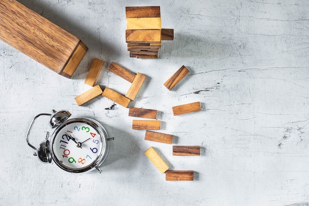 Torre ed orologio di Jenga della costruzione su tebla di legno