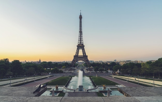 Torre Eiffel a Parigi al tramonto. Francia.
