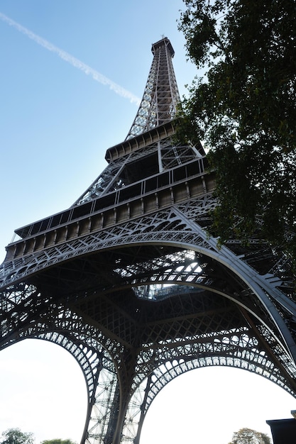 Torre Eiffel a Parigi contro un drammatico cielo blu di giorno attrazione turistica e di viaggio