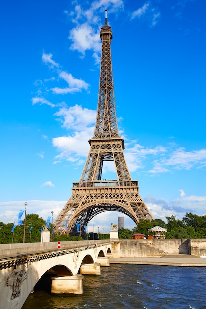 Torre Eiffel a Parigi sotto cielo blu Francia