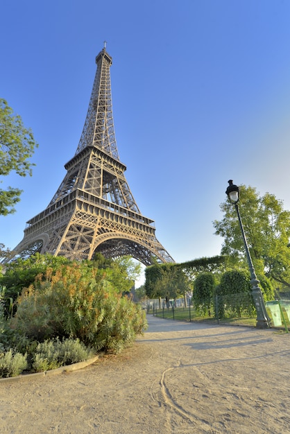 Torre Eiffel a Parigi vista da un piccolo sentiero nel giardino di Champs de Mars