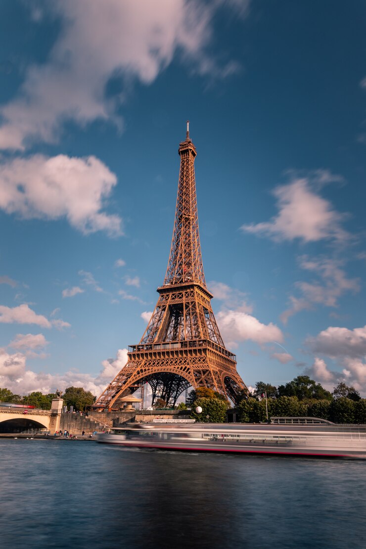 Torre Eiffel al centro della città di Parigi