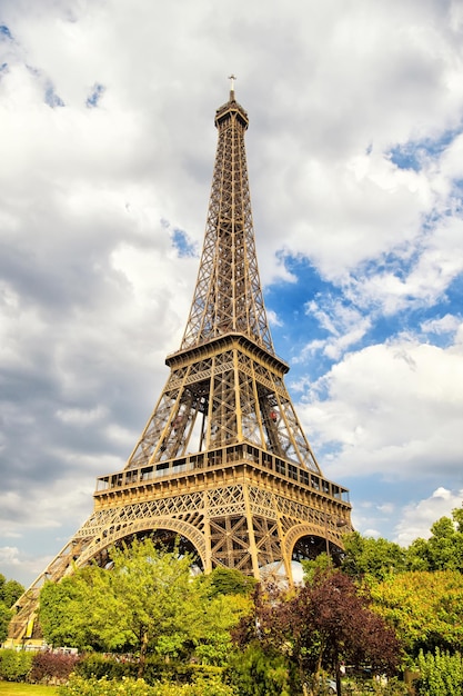 Torre Eiffel al tramonto a Parigi, Francia. Sfondo di viaggio romantico. La Torre Eiffel è il simbolo tradizionale di Parigi e dell'amore.