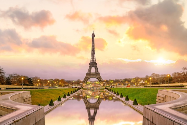 Torre Eiffel all'alba dalle fontane del Trocadero a Parigi