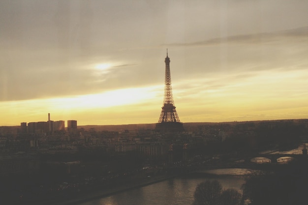 Torre Eiffel contro il cielo al tramonto