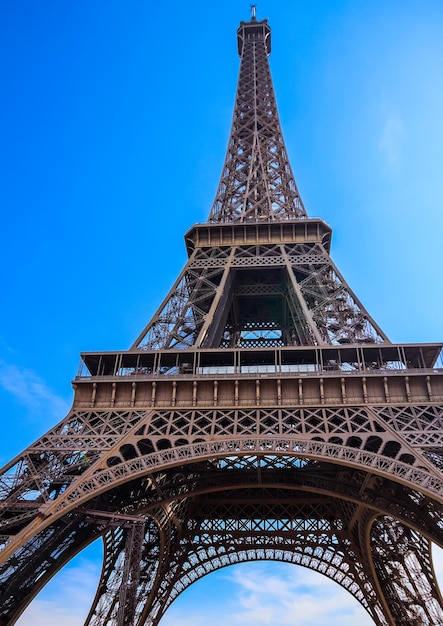 Torre Eiffel contro il cielo blu con nuvole a Parigi Francia aprile 2019