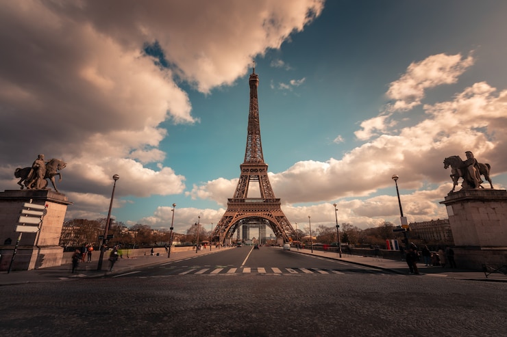 Torre Eiffel di fama mondiale al centro della città di Parigi, Francia.