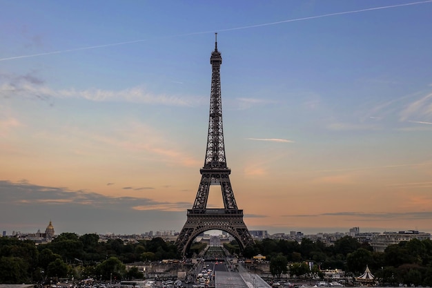 Torre Eiffel durante il tramonto