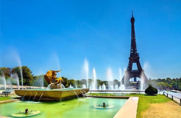 Torre Eiffel e fontane ai giardini del trocadero a parigi francia