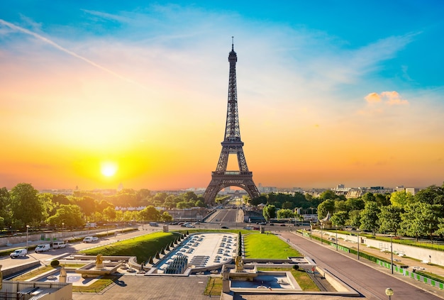 Torre Eiffel e fontane vicino all'alba a Parigi, Francia