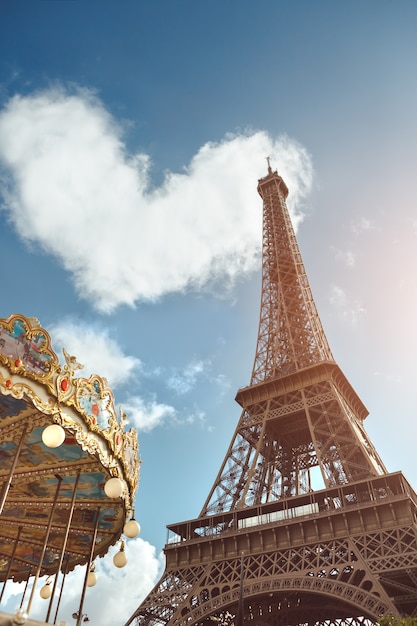 Torre Eiffel e giostra sotto una nuvola a forma di cuore