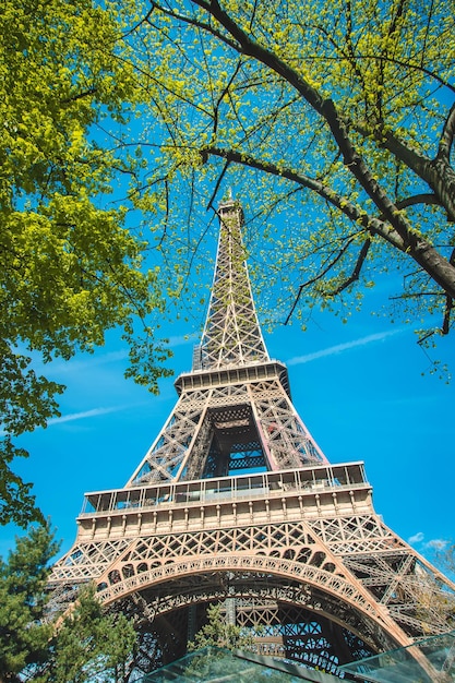 Torre Eiffel in estate contro il cielo Messa a fuoco selettiva