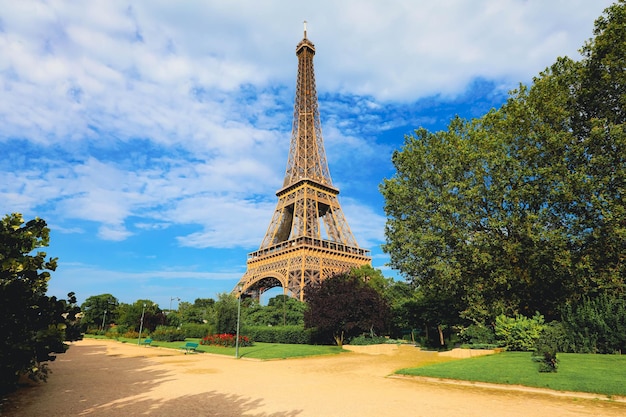 Torre Eiffel in estate Sfondo di viaggio romantico La Torre Eiffel è il tradizionale simbolo di Parigi e dell'amore