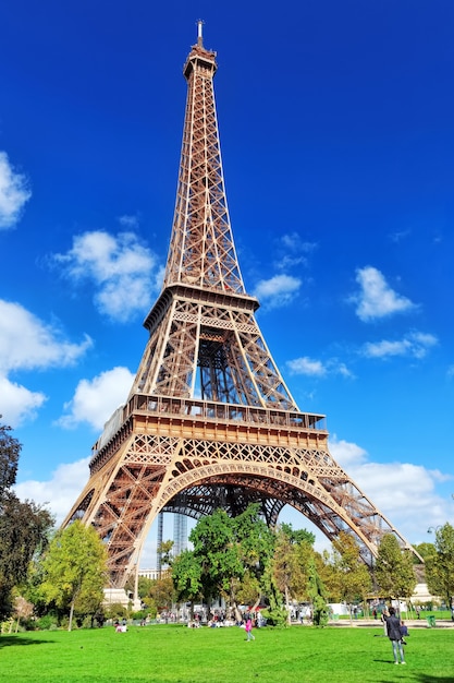 Torre Eiffel - vista dagli Champs de Mars.Paris, France