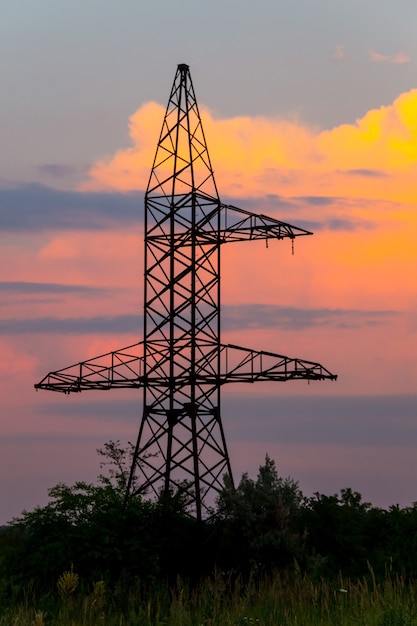 Torre elettrica ad alta tensione al tramonto