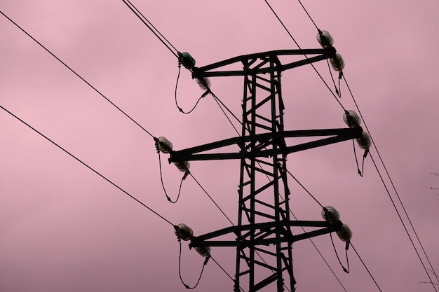 torre elettrica nel cielo