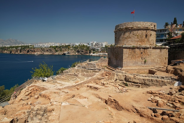 Torre Hidirlik e scavi archeologici nella città vecchia di Antalya Turkiye