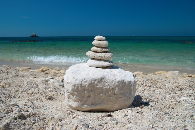 Torre in pietra con cielo azzurro e sfondo del mare