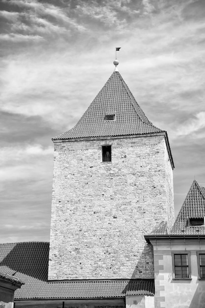 Torre in pietra con tetto in terracotta a Praga Repubblica Ceca in una giornata di sole su sfondo blu cielo Punto di riferimento turistico viaggiando concetto di vacanza Wanderlust